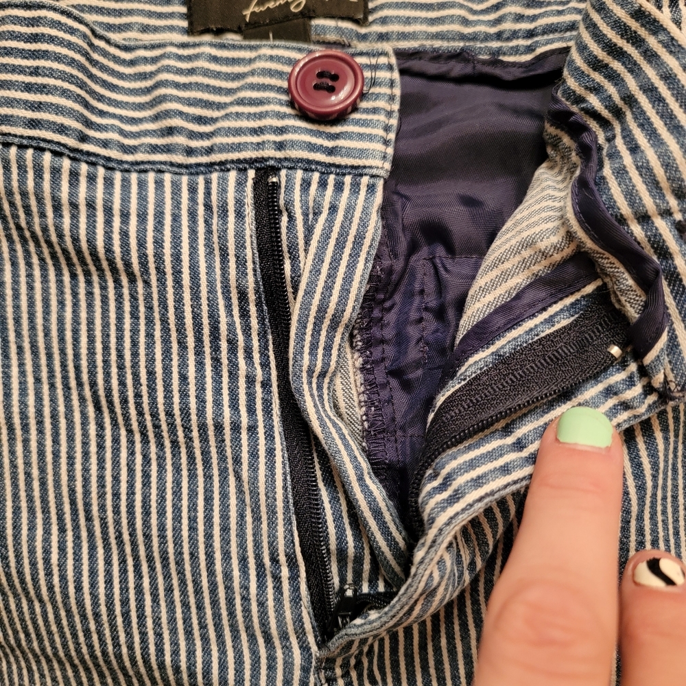 Pin stripped Short - Picture 6 of 7